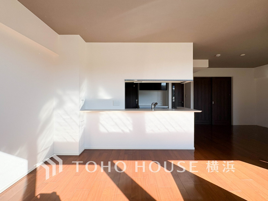 光と風が溢れる開放的なリビングダイニングには自然と家族みんなが集まってきます。明るく穏やかな空気の中で飲んだり、食べたり、笑ったり。