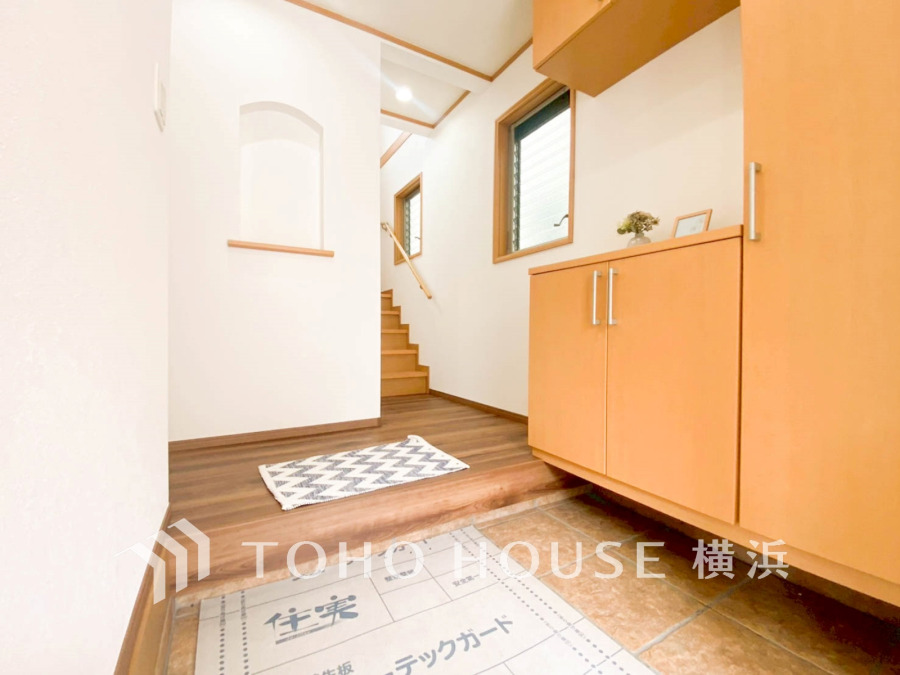 居住者の帰り、訪れる方を優しく迎え、やすらぎに満ちた生活空間を予感させる。健やかな暮らしを楽しめそう。