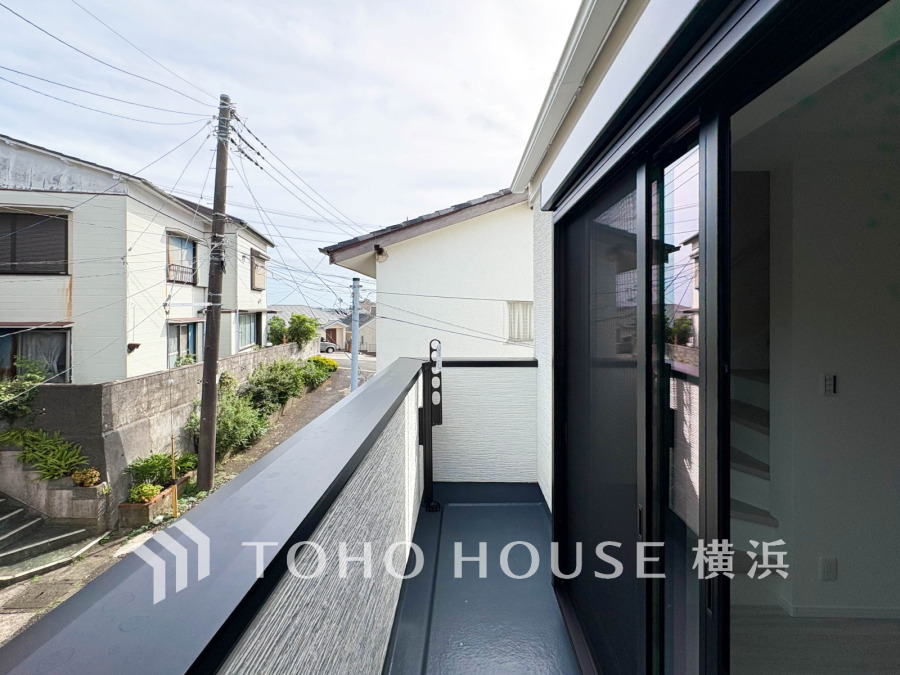 広いバルコニーから、暮らしの中での光と風を演出してくれています。見事なまでの開放的な空間をお楽しみください。