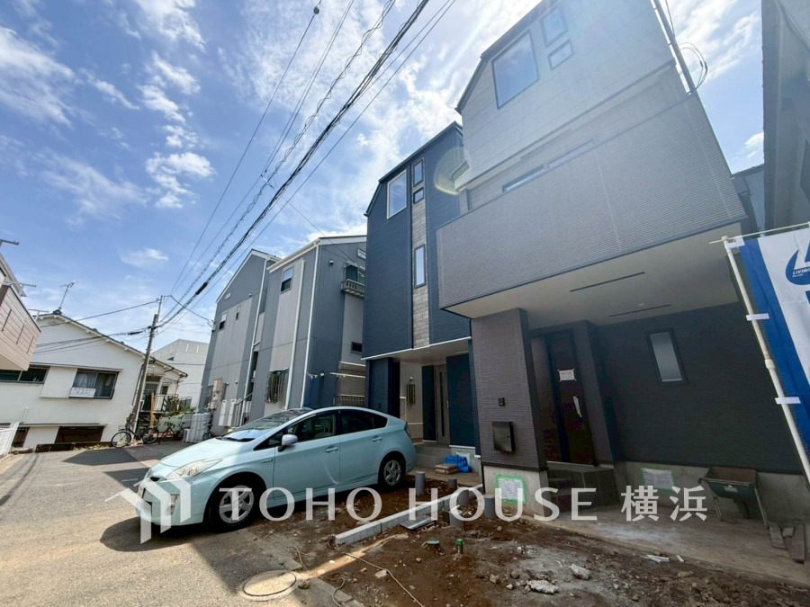 閑静な住宅街に建つ、スタイリッシュなデザインの新築3階建て住宅。駐車スペースも確保されています。