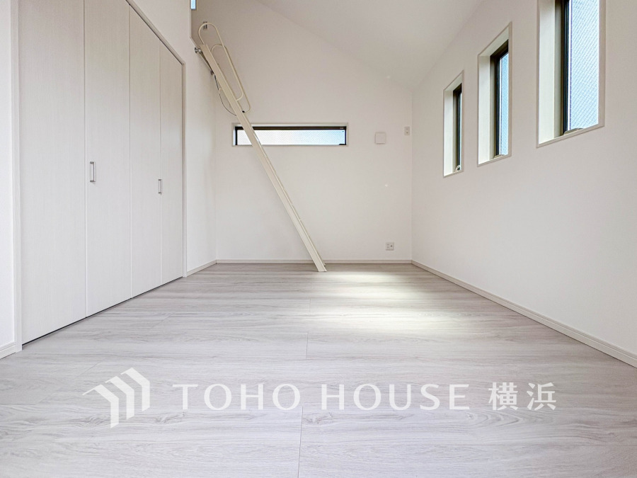 窓からは快適な光を取り入れ、通気性能を上げる事で居心地の良い空間を演出します。多くの時間を過ごす住まいだからこそ、いつも快適な場所であるように心掛けています。
