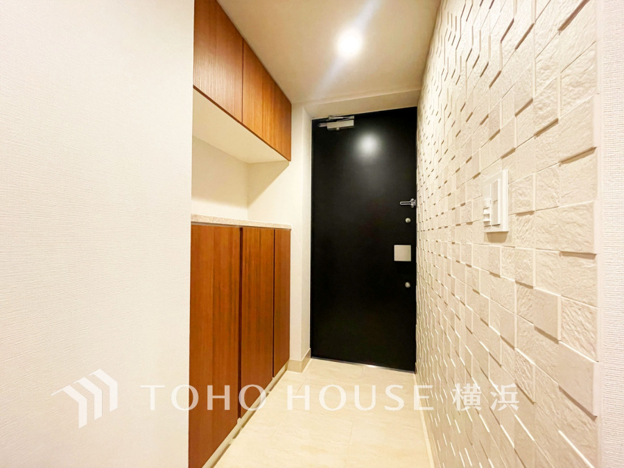 上質感漂う玄関と廊下。居住者の帰り、訪れる方を優しく迎える・安らぎに満ちた生活空間を予感させる。健やかな暮らしを楽しめることでしょう。