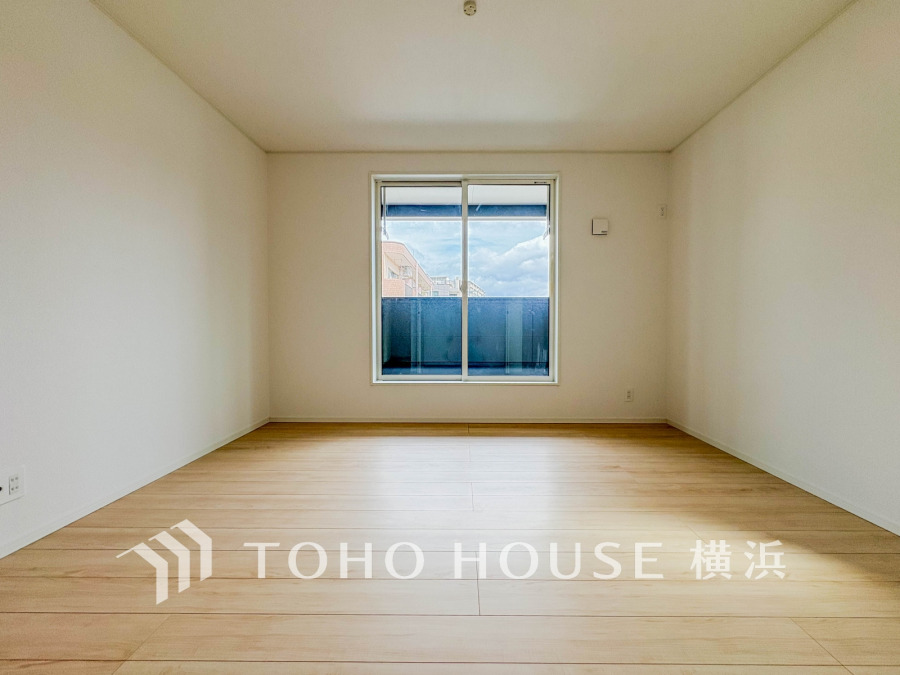 大きな窓からたっぷりと陽光が注がれる明るい空間。家族の成長に対応できる永住仕様の間取り。時を忘れて過ごす場所として過ごせるお部屋。