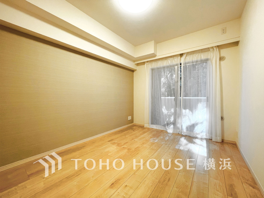 バルコニーに面した明るい洋室。穏やかな陽射しが、ゆったりとした寛ぎの時間を包みます。
