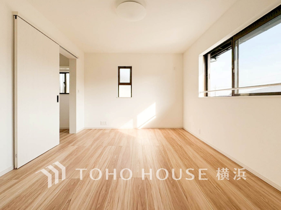 採光もアクセントの一つとして。プライベートルームにはやさしい光が射し込んでいて、この明るい好みの空間で読書をしたり、音楽を聞いたりと一人の時間も充実したものにできます。