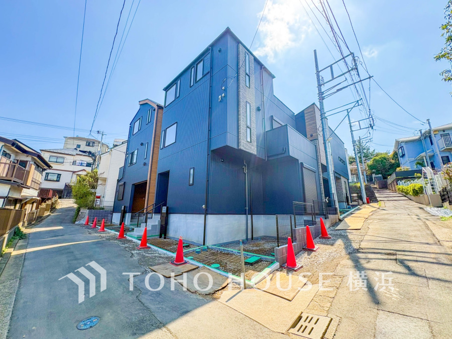 鮮やかな青空がよく似合うスタイリッシュな建物。時代が移り変わっても飽きのこないデザインは、世代を超えて永く住み継ぎたくなる、そんなお住まい。