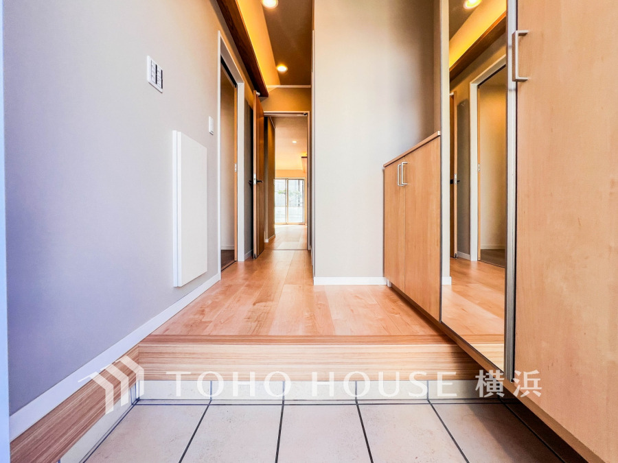 豊かなプライベートタイムへ誘うモダンテイストな玄関。デザインや素材が美しい調和を奏でている空間です。お客様をお迎えする玄関は落ち着いた雰囲気です。