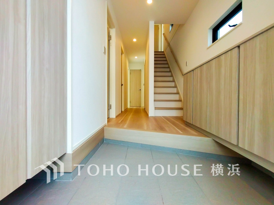 ゆとりある玄関ホールは豊富な収納を完備。階段への動線もスムーズな設計です。