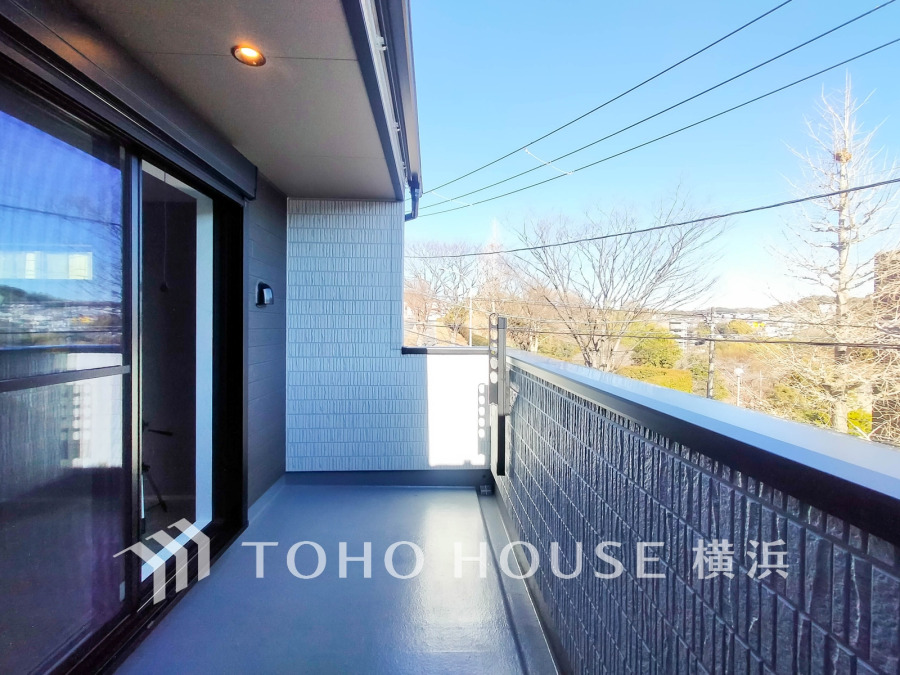 気持ちのいい空が見渡せるバルコニー。爽やかな風を感じて、心躍る素敵な暮らしがはじまります。
