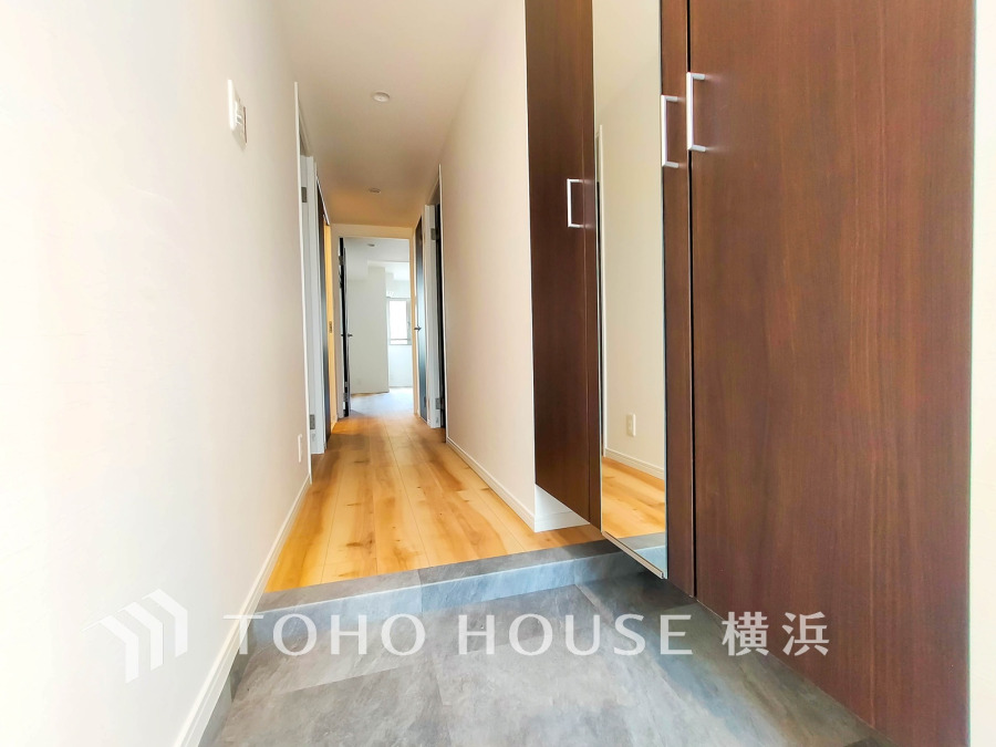 豊かなプライベートタイムへ誘うモダンテイストな玄関。デザインや素材が美しい調和を奏でている空間です。お客様をお迎えする玄関は落ち着いた雰囲気です。