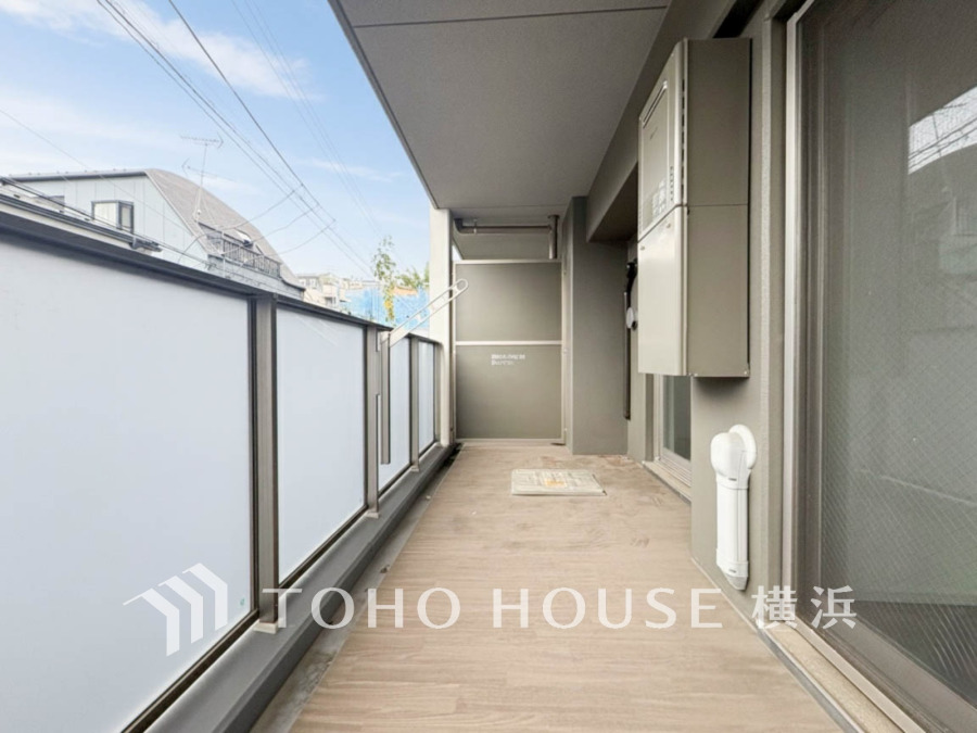 プライバシーに配慮したすりガラスのバルコニー。広々とした空間で洗濯物干しにも最適です。