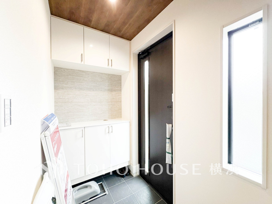 居住者の帰り、訪れる方を優しく迎え、やすらぎに満ちた生活空間を予感させる。健やかな暮らしを楽しめそう。