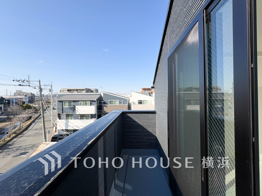 たっぷりの陽光が差し込むバルコニー。健やかな暮らしを守る太陽の恵みを存分に享受できます。爽やかな風と暖かな陽射しが紡ぐハーモニーが日々の暮らしのBGMになることでしょう。