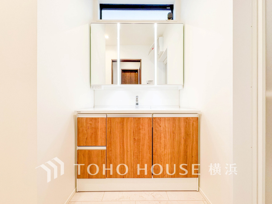 使いやすい機能が備えられた清潔感溢れる洗面空間。収納も充実しています。
