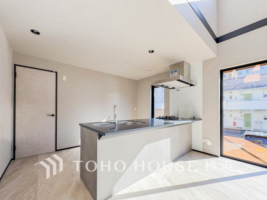 ここにはみんなが集い、食事と楽しい会話が始まる。話に夢中になりすぎて、ついつい時を忘れてしまう。そんな束の間の幸せを感じさせてくれる場所。