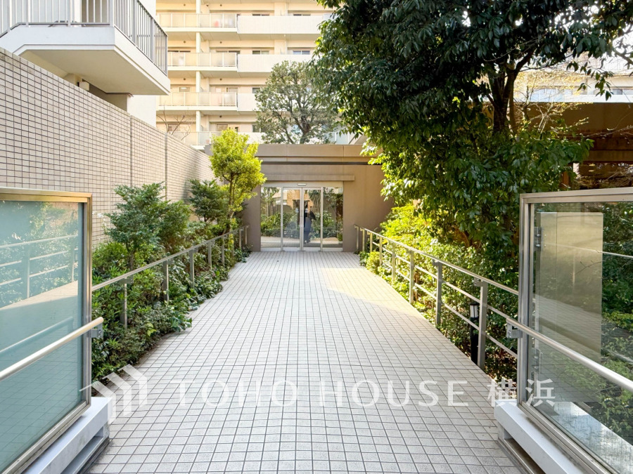 敷地内は手入れの行き届いた植栽や美しくデザインされたエクステリアで演出された緑豊かな空間です。
