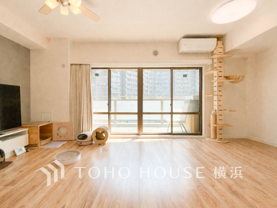 豊かな光が照らすこの場所は、たわいもない会話を楽しみ、ゆったりとした時間を過ごす場所。この場所から、家族の記憶が紡がれるでしょう。