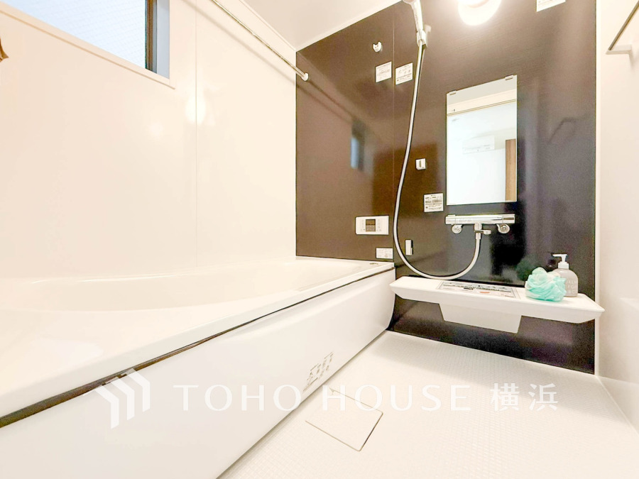 上質が感じられる質感とカラーリングで、清潔な空間美を実現。一日の疲れが癒される優雅なバスタイムを堪能できるゆとりあるバスルームです。