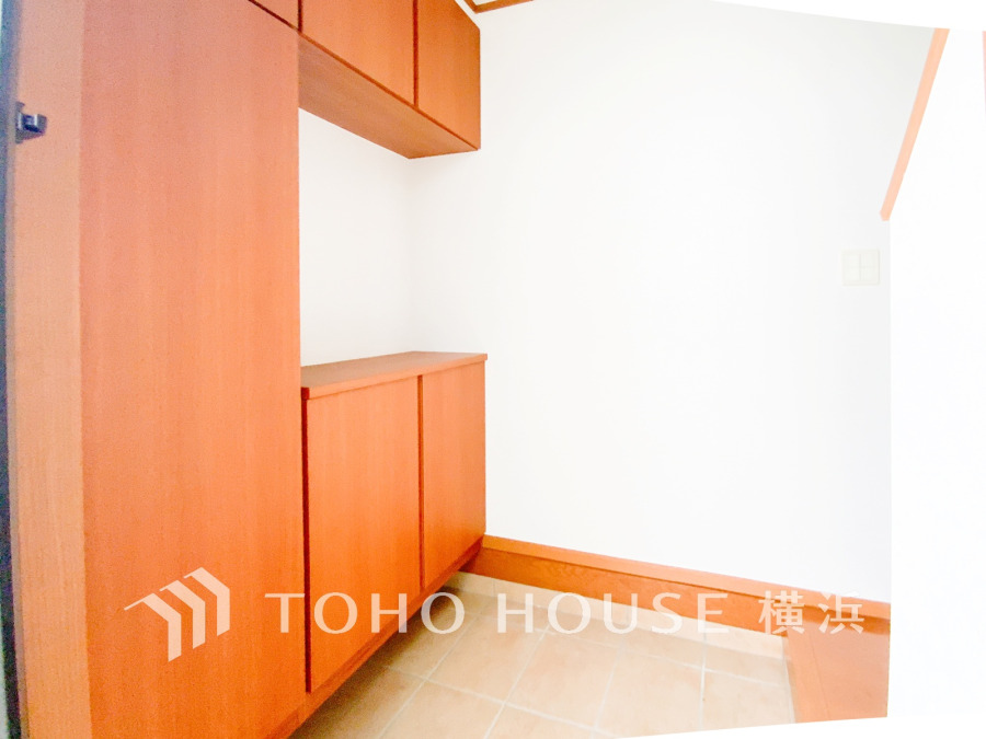 すっきりと片付いた玄関を叶える高さのあるシューズボックス。扉をあけて全部見渡せるので、季節ごとに入れ替える必要もないですね。