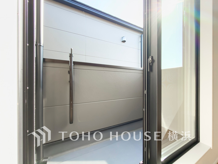 開放感いっぱいの眺望と共に光と風を享受するバルコニー。緑豊かな景観を眺めることができます。