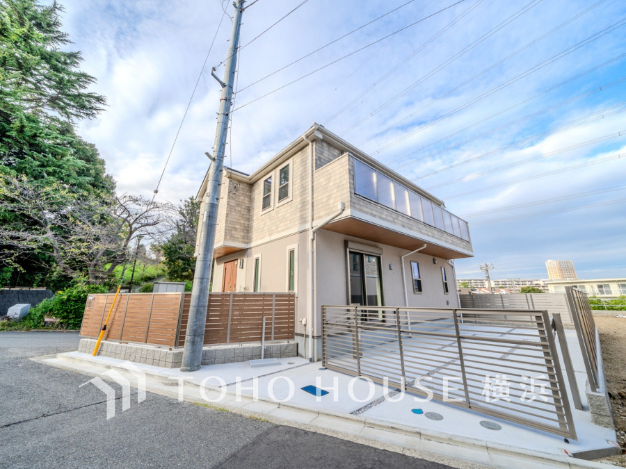 風を感じ青い空から太陽の恵みを感じる温もり溢れる佇まい。住む人を映し出す洗練された佇まいは、いつまでも輝き続けながらいつしか街の風景に溶け込んでいきます。
