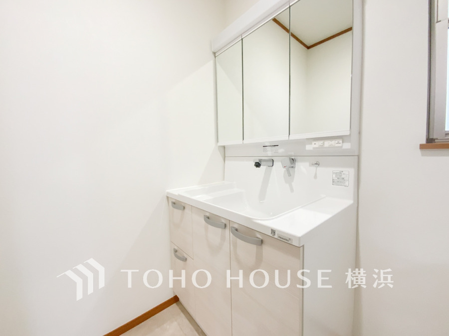 十分な大きさの洗面台は、身だしなみチェックや歯磨きなど、朝の慌ただしい時間でも余裕とゆとりを感じて頂けます。