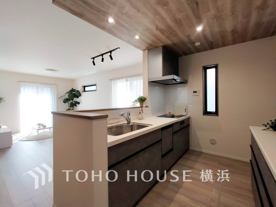 キッチンには収納力を助ける大きなカップボードを設置いたしました。食器、食材から調理器具まで綺麗に収納して下さい。