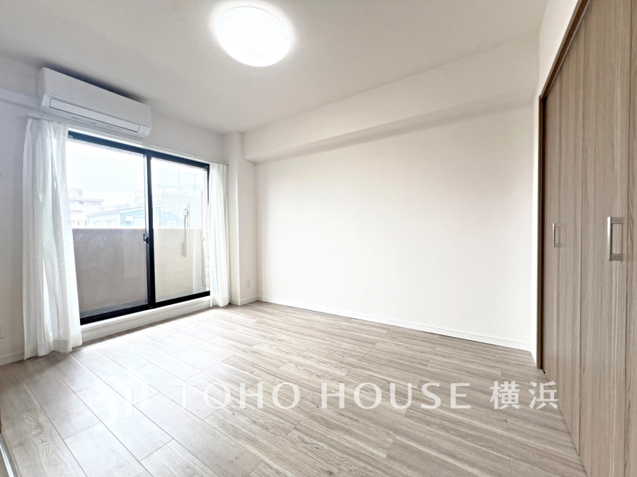 バルコニーに面した明るい洋室。穏やかな陽射しが、ゆったりとした寛ぎの時間を包みます。
