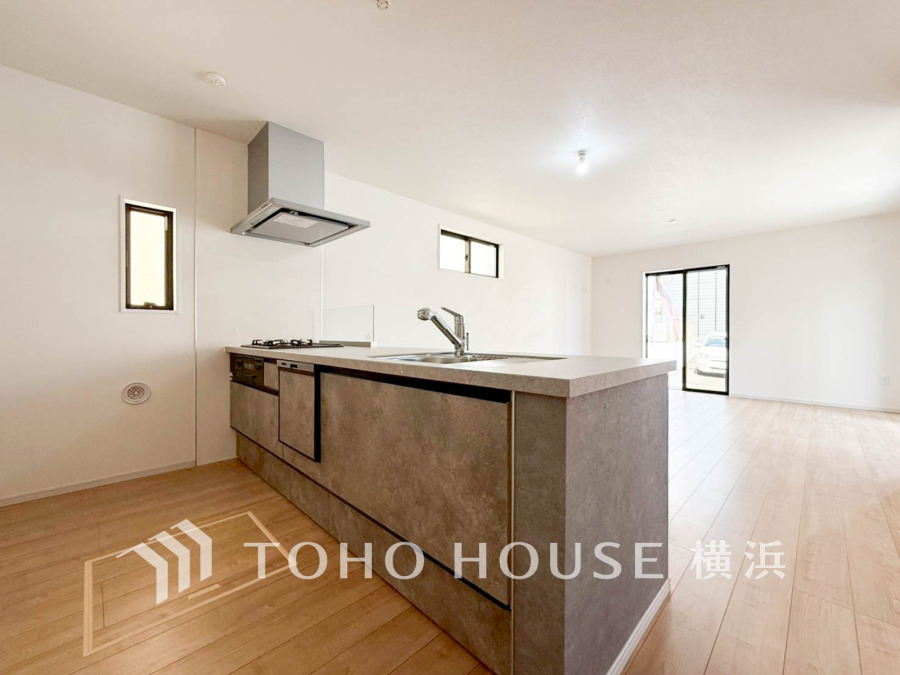 内装の主役でもあり、日常活躍する重要な水回りでもあるからこそ機能性・デザイン性に力を入れております。お手入れのしやすいシステムキッチンを採用しております。