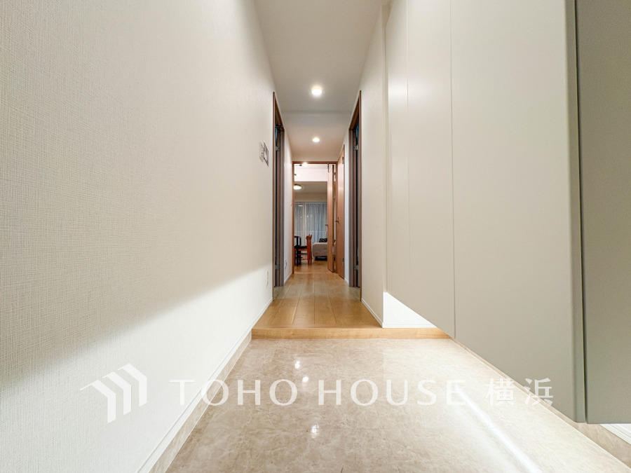 上質感漂う玄関と廊下。居住者の帰り、訪れる方を優しく迎える・安らぎに満ちた生活空間を予感させる。健やかな暮らしを楽しめることでしょう。
