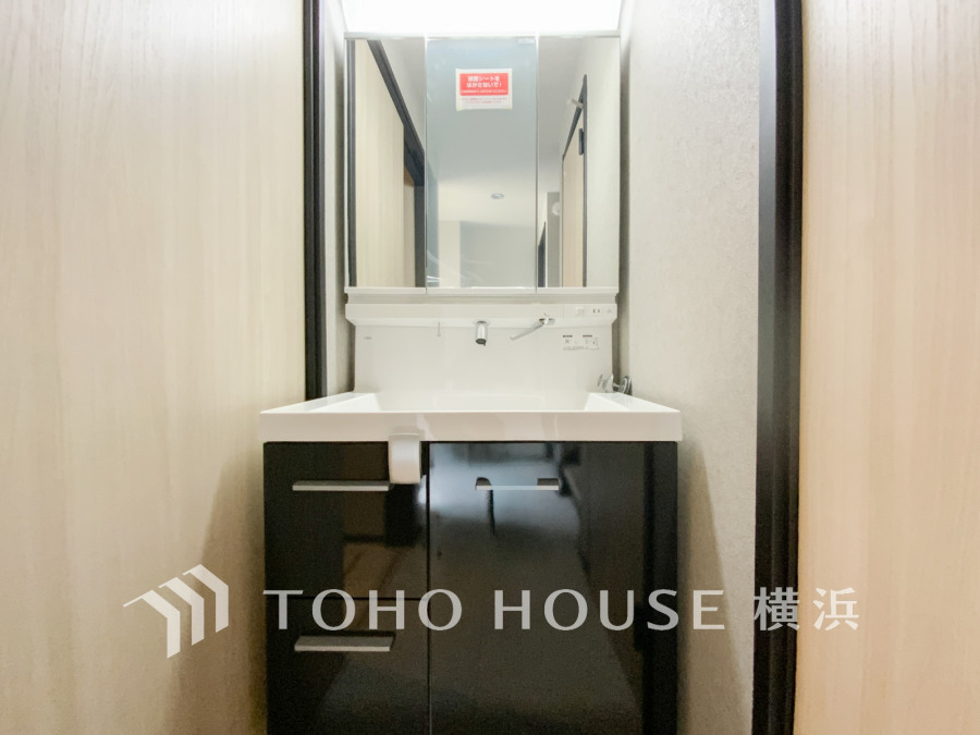 十分な大きさの洗面台は収納もさる事ながら、身だしなみチェックや歯磨きなど、朝の慌ただしい時間でもホテルライクなスペースで余裕とゆとりを感じて頂けます。