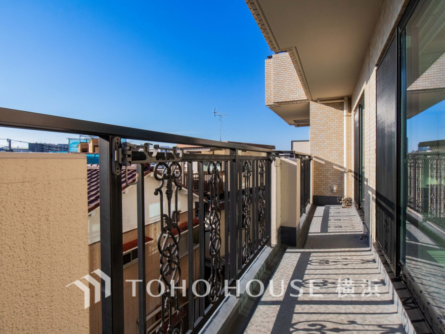 南向きで陽当たり良好なバルコニー。ゆったりとしたスペースで洗濯物も楽に干せます。