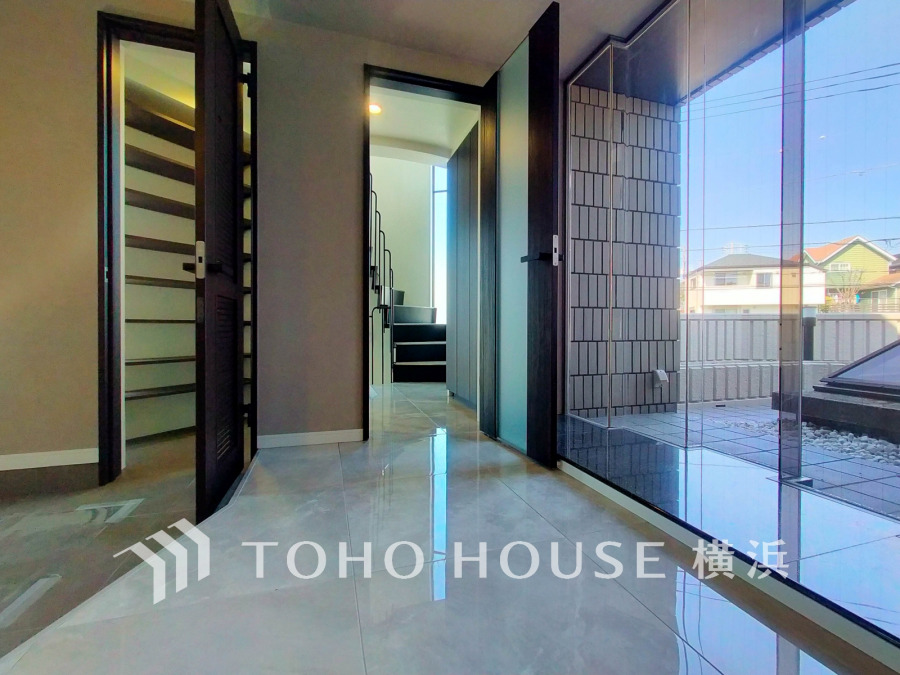 大きな窓から自然光が差し込む明るい玄関ホールは高級感漂う優雅な空間です。