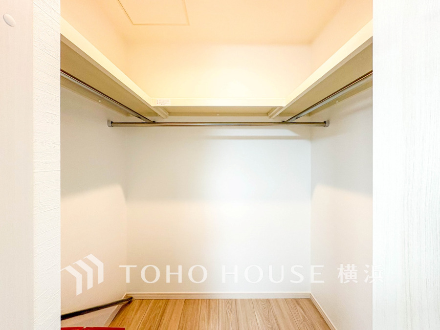 洋服やバッグなどかさばる物を大量に収納できます。タンスなどの収納家具を置かずに済むので、お部屋を丸ごと使えてスッキリ♪