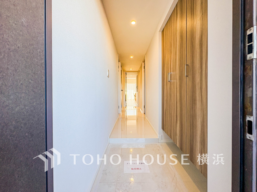 光沢のあるタイルが美しい玄関は、家族の毎日を明るく演出。豊富な収納スペースで、お子様の成長と共に増える荷物もスマートに整理整頓できます。