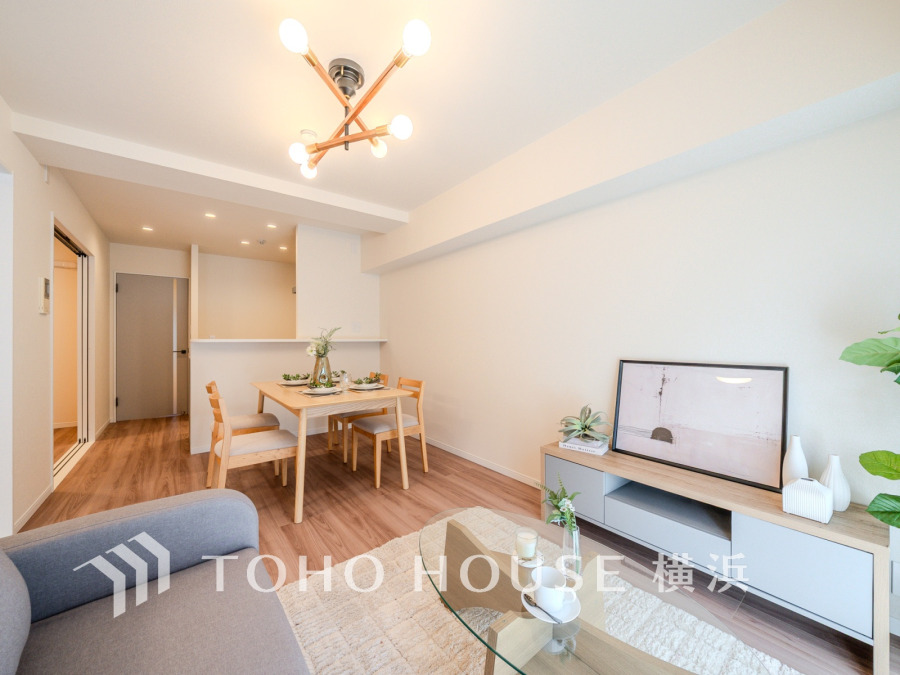 ここにはみんなが集い、食事と楽しい会話が始まる。話に夢中になりすぎて、ついつい時を忘れてしまう。そんな束の間の幸せを感じさせてくれる場所。