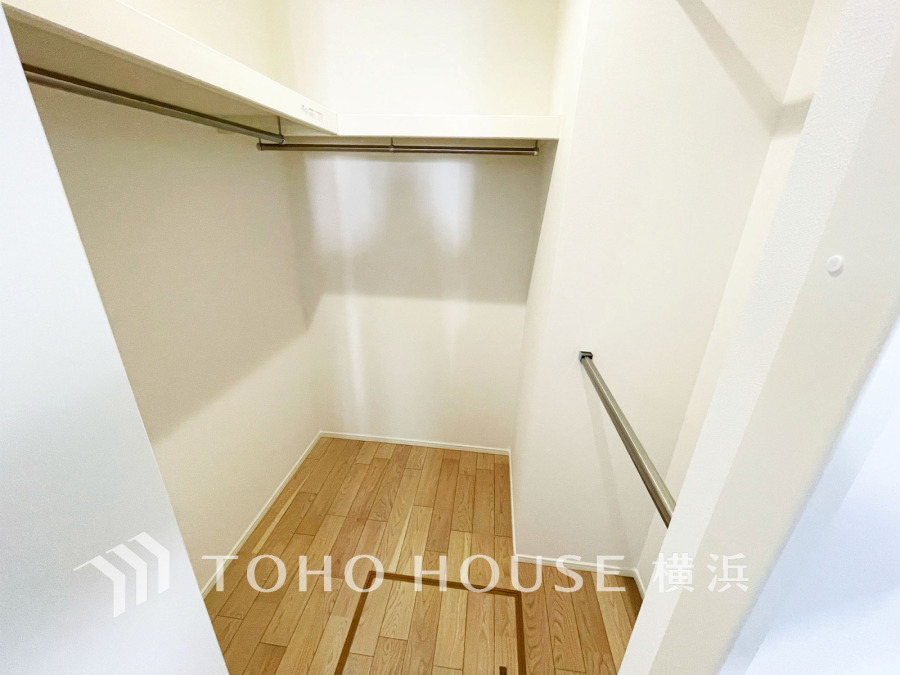 ウォークインクローゼット（＝WIC）は家族みんなの衣類が収納できるよう広めに設計。見やすく取り出しやすい、機能的で使い勝手のよい収納スペースです。