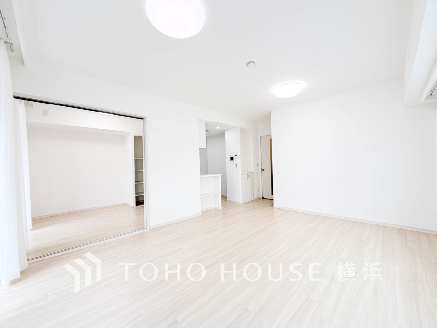 明るく開放的な空間が広がるLDK。室内には豊かな陽光が注ぎ込み、爽やかな住空間を演出。
