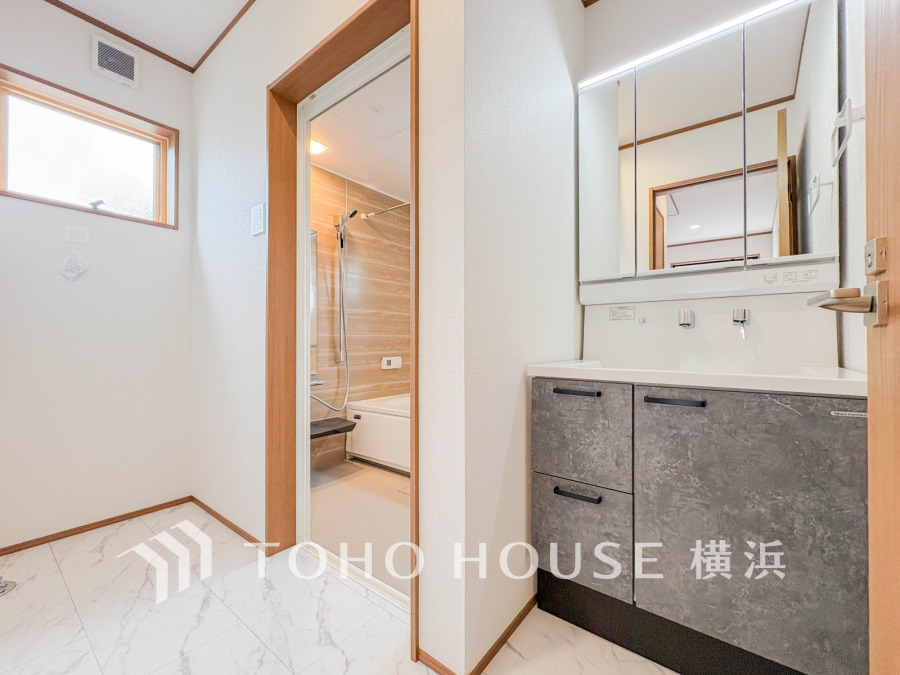 使いやすい機能が備えられた清潔感溢れる洗面空間。