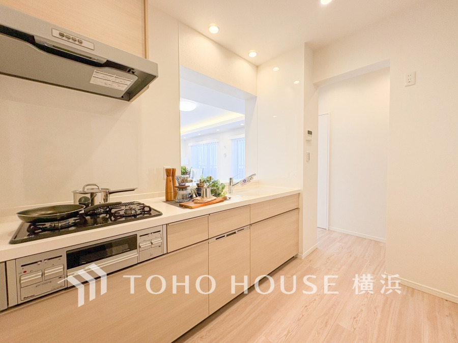 明るく清潔感のあるシステムキッチンは、家事効率を高める収納と使いやすさが魅力です。