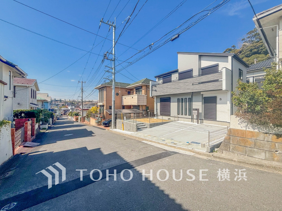 ゆとりある南道路に面し陽当たり良好なお住まい。閑静な高台でのびやかな暮らしが叶います。