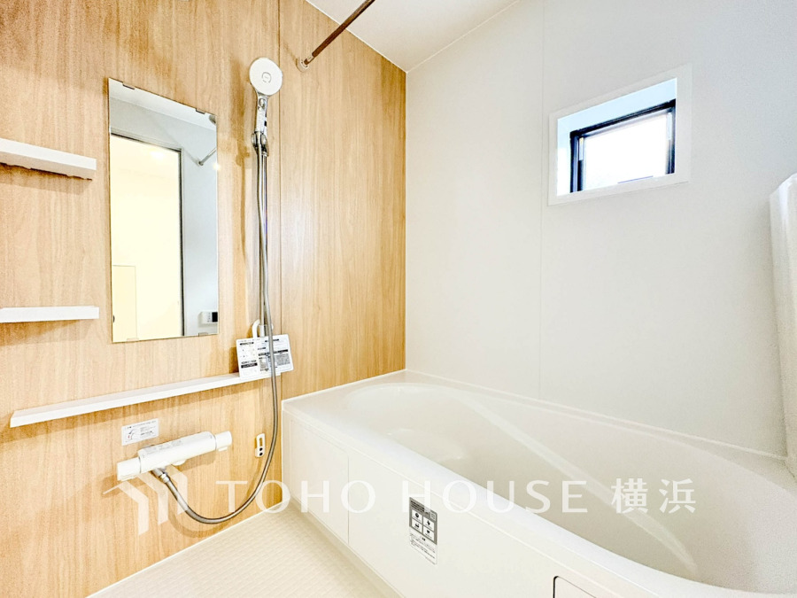 快適な使い心地とゆとりある空間が1日の疲れを解きほぐすバスルーム。空間も浴槽もゆったりのびのび使えるゆとり設計。広く感じるゆとり設計で快適なリラックスタイムを過ごせます。