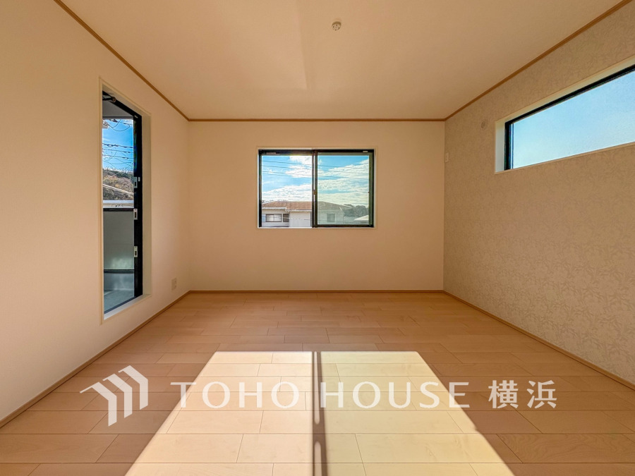 陽光が差し込む明るい空間。シンプルな内装で自由なレイアウトが楽しめる居室です。