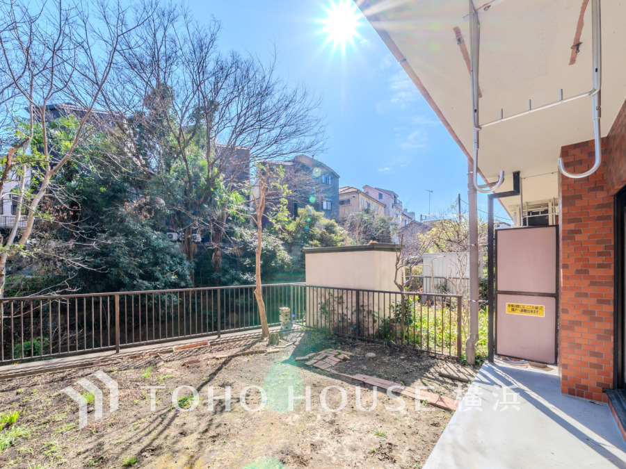 リビングの先には戸建感覚のテラス＆専用庭。お天気の良い日にはアウトドアリビングとしてお外で朝食やティータイムなども素敵ですね。