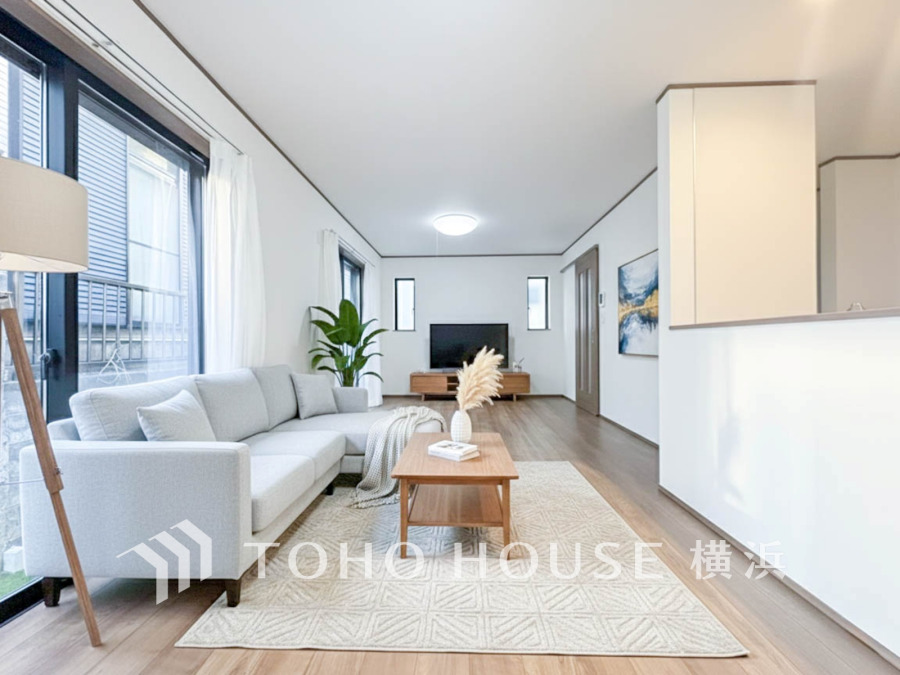 ご家族やお客様との時間など、多くの時を刻む空間。何気なく過ぎる時でさえも上質なひと時となる快適な空間を目指して。（家具はAI加工です）