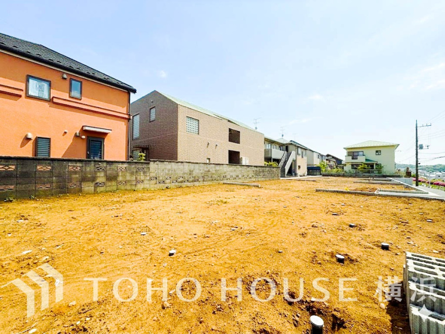 【2026年4月撮影】閑静な住宅街の陽当りに恵まれた土地。たくさんの想いが美しいカタチに彩られた時、そこにはひと時のくつろぎが生まれ、ゆっくりと愛着が育まれていきます