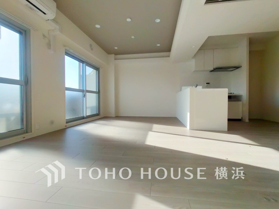 広く取られた窓から豊かな陽光が注ぎ込む明るく開放的な空間。
