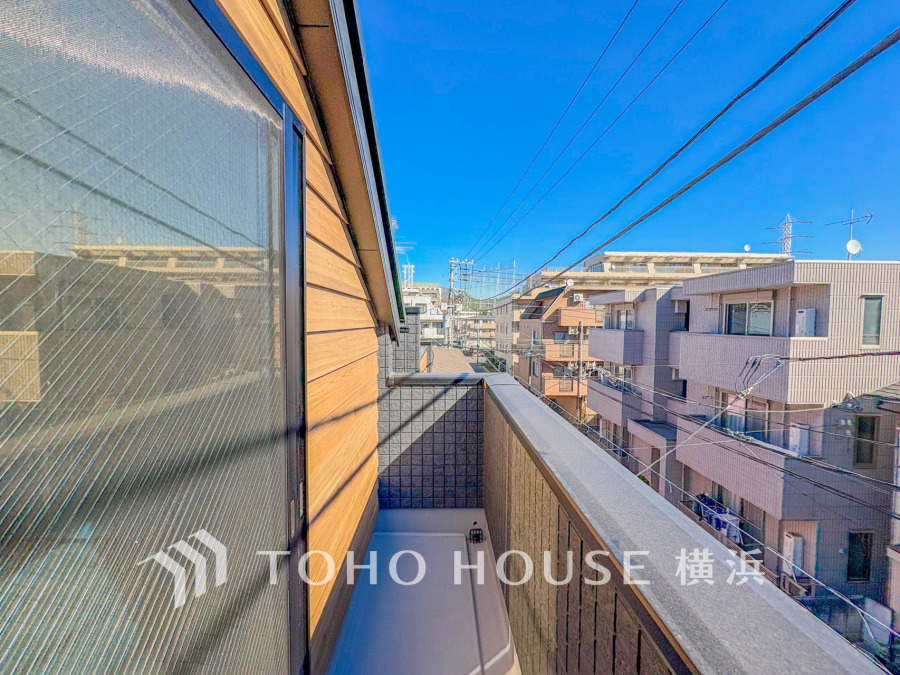 ずっと太陽を感じる事ができるのは、遮るものが視界に無いから。彼方に広がる風景が絵画のように広がります。