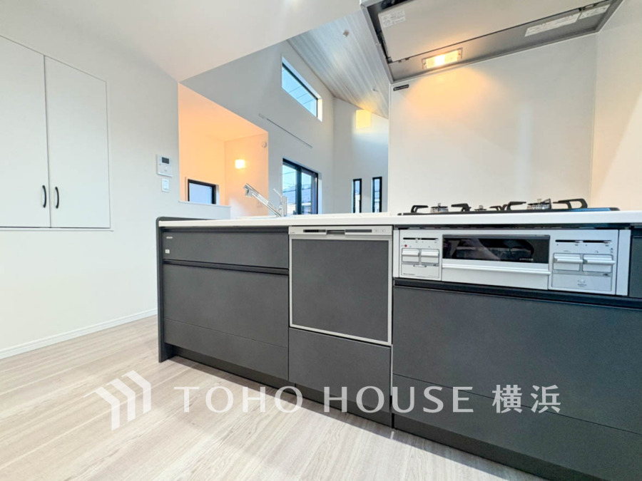 家事動線やリビングとのつながりに配慮し、食事の準備や片付けなどの家事を楽しくするキッチンスペースに仕上げました。毎日使う場所だから気持よく使えて、居心地の良い空間に。