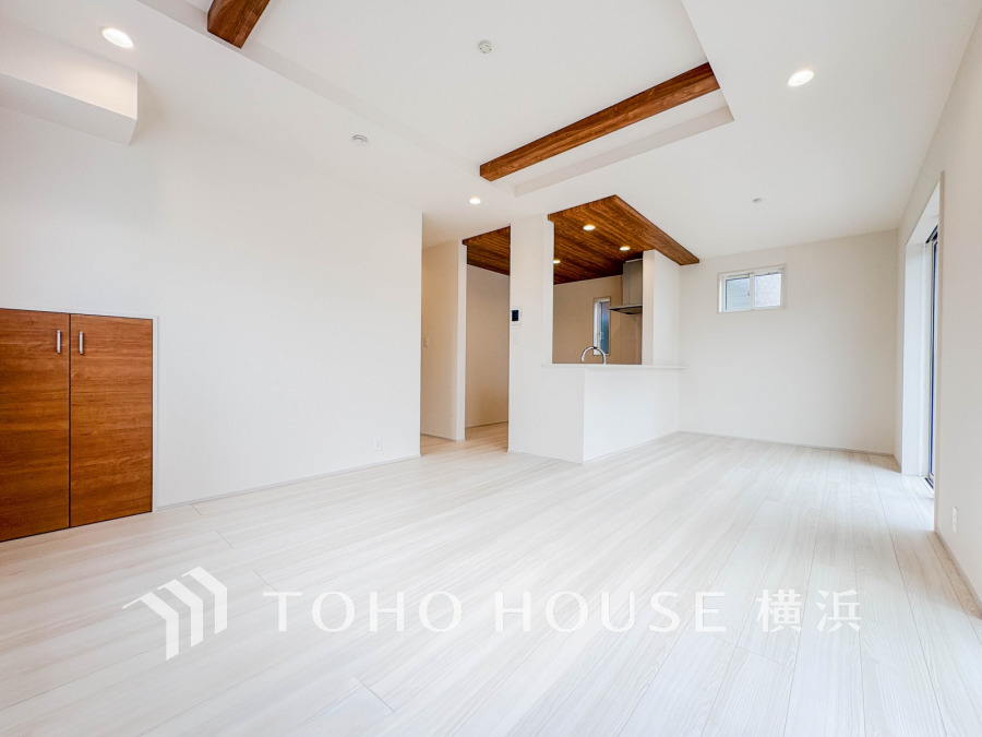 明るく開放的な空間が広がるLDK。室内には豊かな陽光が注ぎ込み、爽やかな住空間を演出。
